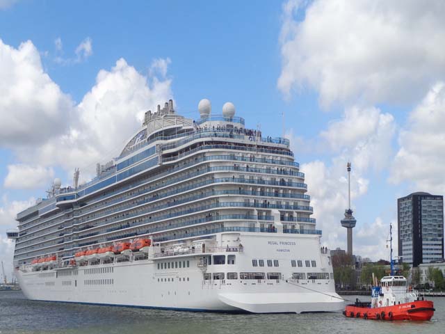 Cruiseschip ms Regal Princess van Princess Cruises aan de Cruise Terminal Rotterdam